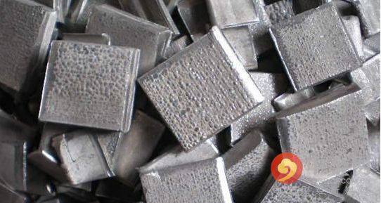 5月期镍连续第三个月下跌，周四触及去年6月来最低水准每吨8,810美元，今年迄今下跌12%，是跌幅最大的主要基本金属。